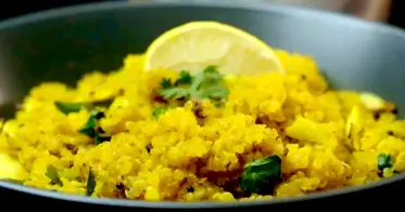 Quinoa mit eingelegter Zitrone, eine einzigartige Kombination aus nussigem Quinoa und aromatischer Zitrone.